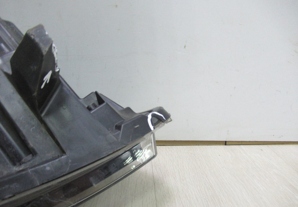 Фара левая Lada Kalina 2 (Слом.все крепл) (дефект на стекле) (скл-3) Фара левая Lada Kalina 2 (Слом.все крепл) (дефект на стекле) (скл-3)