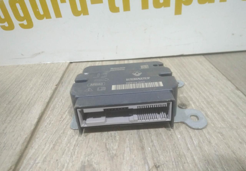 Блок управления подушками безопасности бу Renault Kaptur OEM 985106185R