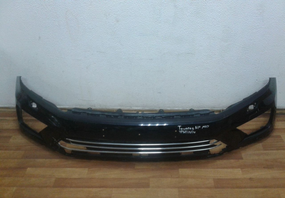 Бампер передний Volkswagen Touareg NF рестайлинг (слом. решетка)