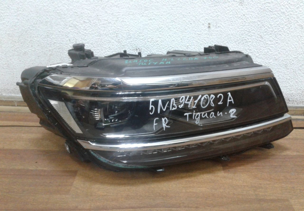 Фара правая Volkswagen Tiguan 2 oem 5NB941082A (царапина)