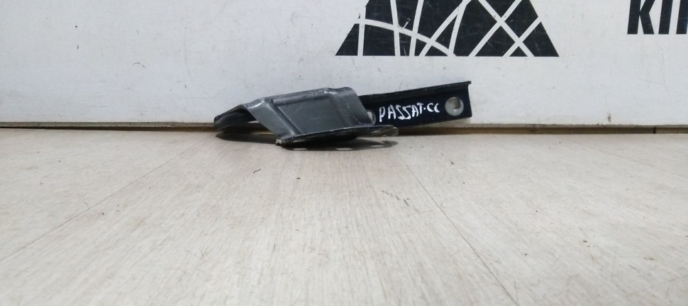 Петля капота правая Volkswagen Passat Cc 1 oem 3C8823302A