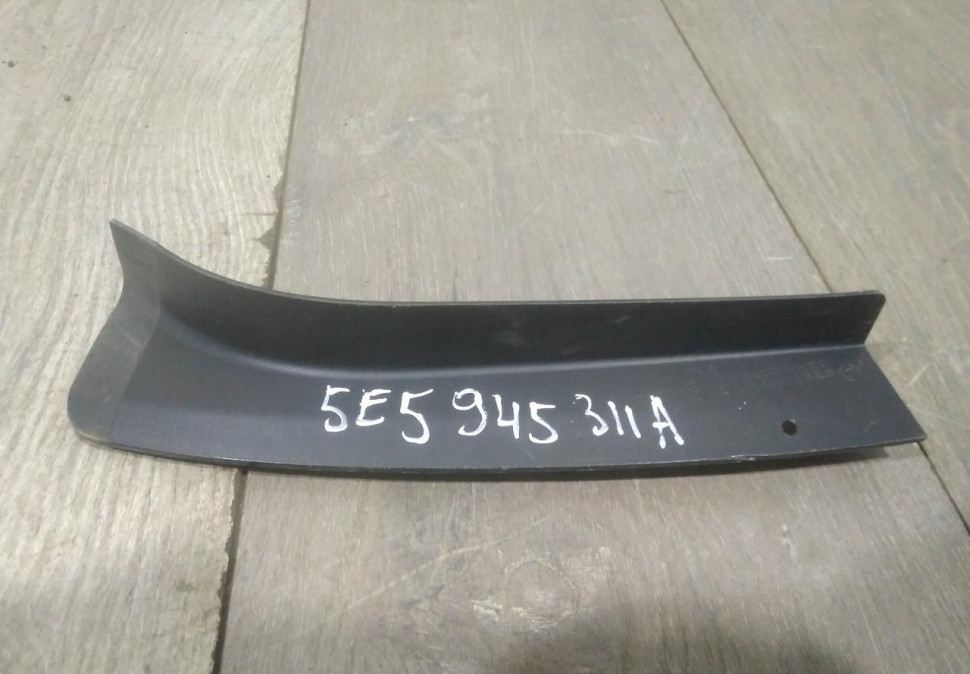 Накладка заднего фонаря левая бу Skoda Octavia A7 OEM 5E5945311A