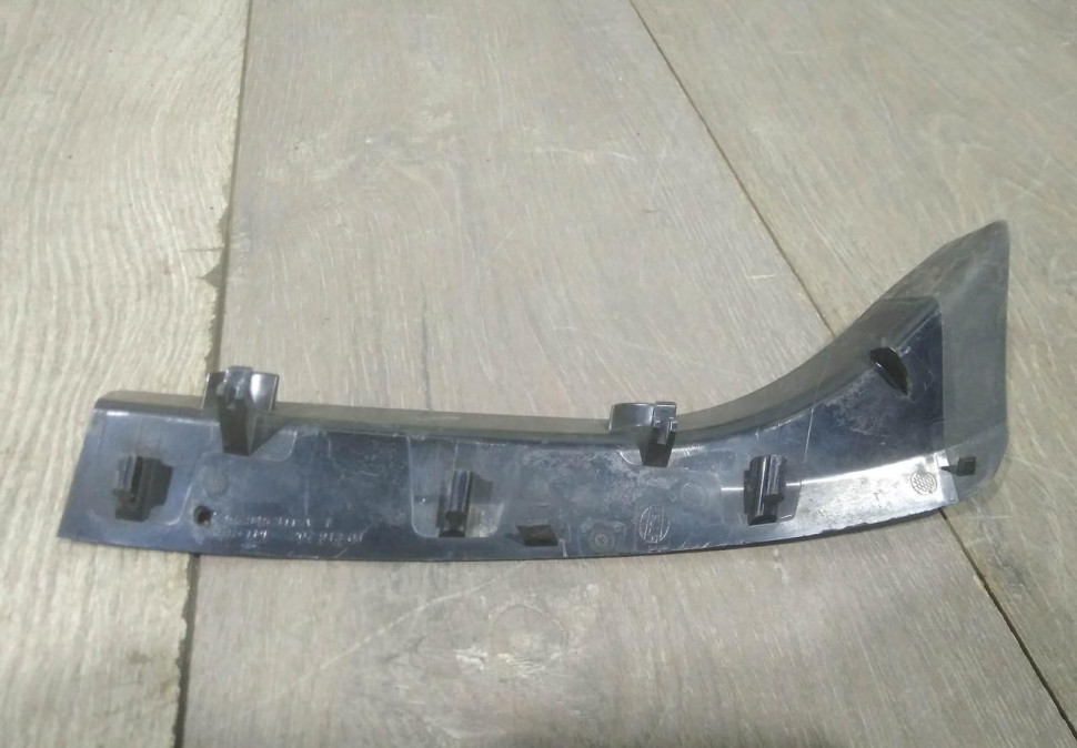 Накладка заднего фонаря левая бу Skoda Octavia A7 OEM 5E5945311A