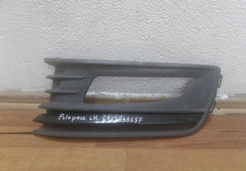 Накладка ПТФ левая Volkswagen Polo рест oem 6RU853665F