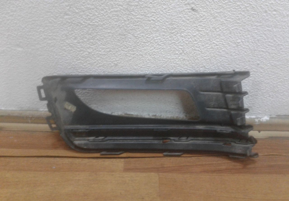 Накладка ПТФ левая Volkswagen Polo рест oem 6RU853665F