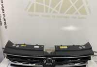Решетка радиатора Volkswagen Tiguan 2 дорестайлинг 2016 OEM 5NA853653B 5NA853651