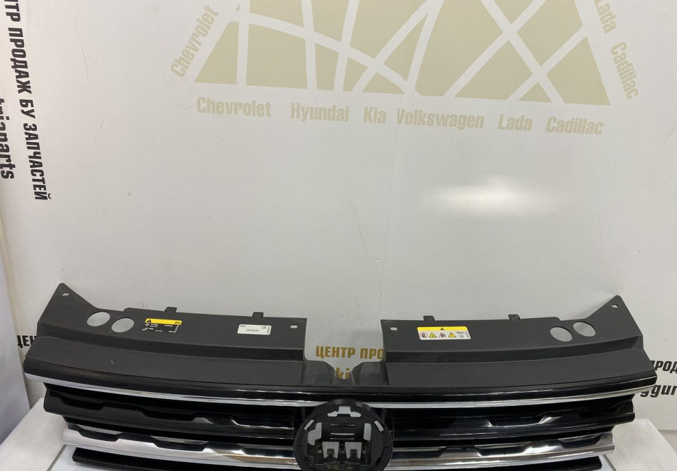 Решетка радиатора Volkswagen Tiguan 2 дорестайлинг 2016 OEM 5NA853653B 5NA853651