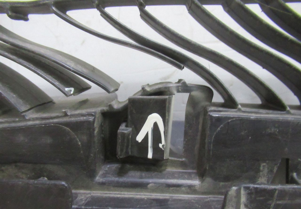 Кронштейн заднего бампера Volkswagen Tiguan 2 oem 5nr807863