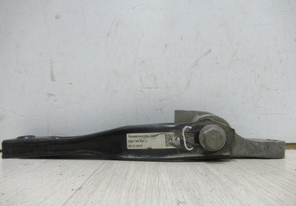 Опора двигателя задняя нижняя Volkswagen Golf 7 oem 5q0199855