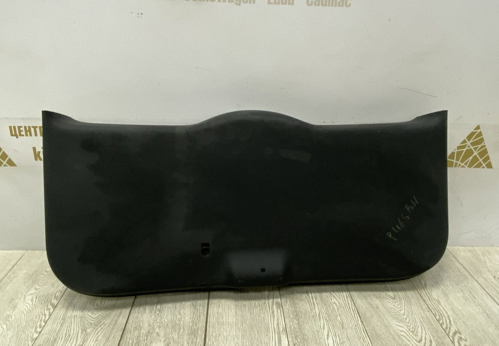Обшивка крышки багажника Skoda Yeti OEM 5L6867975A