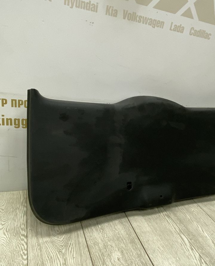 Обшивка крышки багажника Skoda Yeti OEM 5L6867975A Обшивка крышки багажника Skoda Yeti OEM 5L6867975A