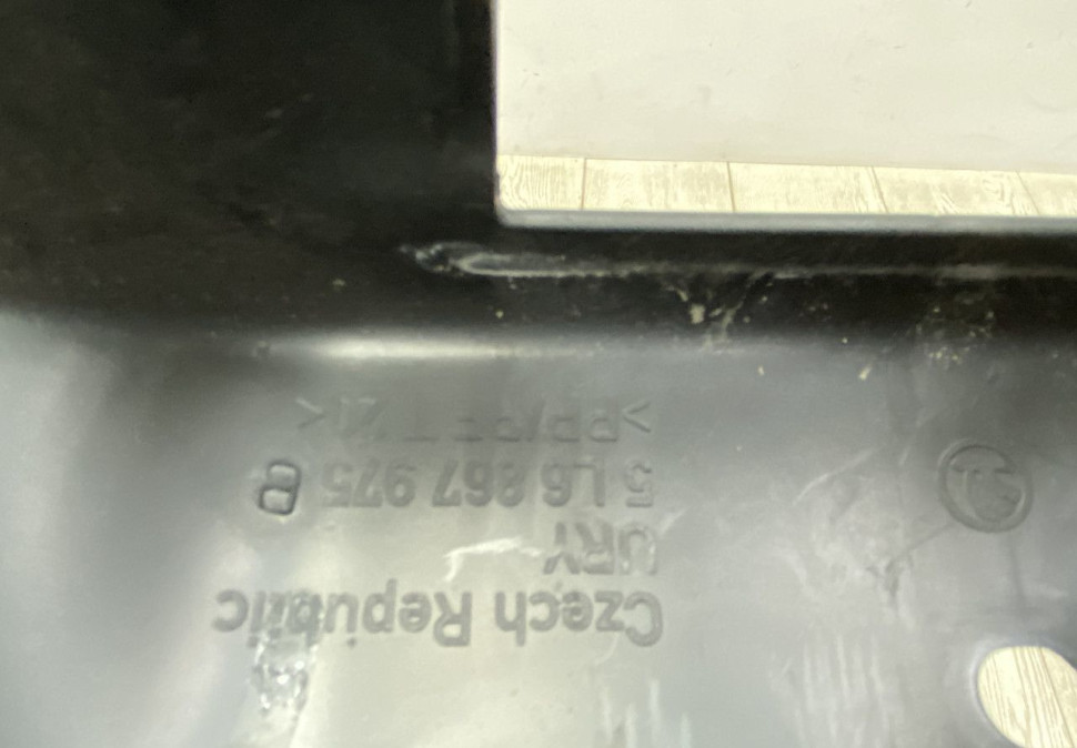 Обшивка крышки багажника Skoda Yeti OEM 5L6867975A Обшивка крышки багажника Skoda Yeti OEM 5L6867975A