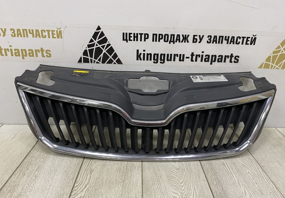 Решетка радиатора Skoda Rapid OEM 5JA853668