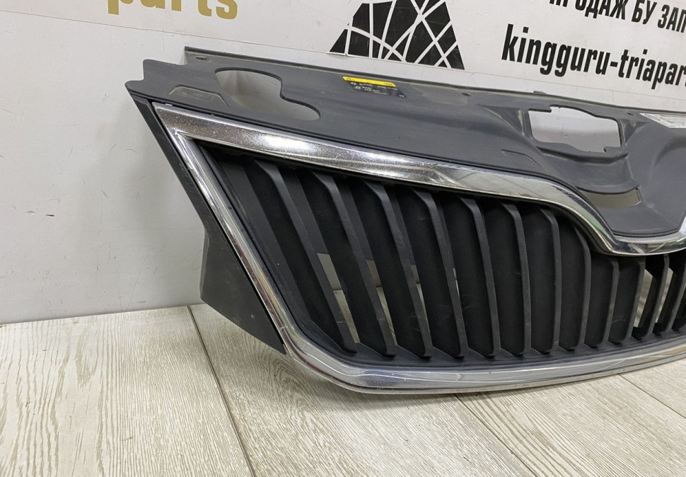 Решетка радиатора Skoda Rapid OEM 5JA853668