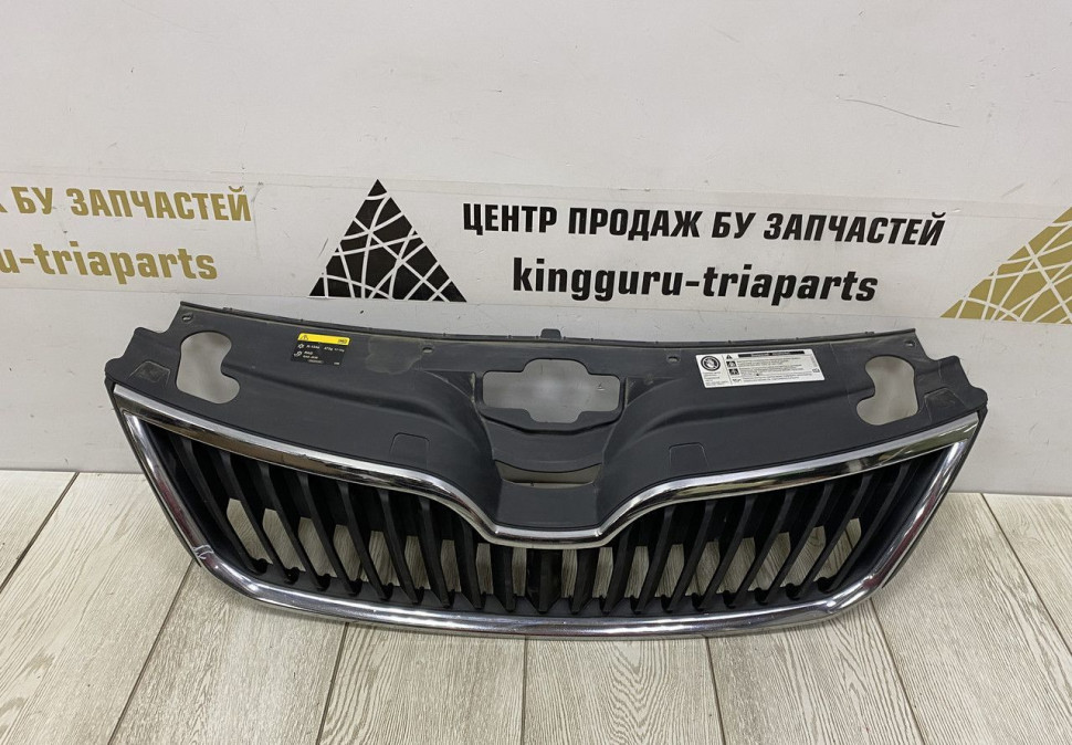 Решетка радиатора Skoda Rapid OEM 5JA853668