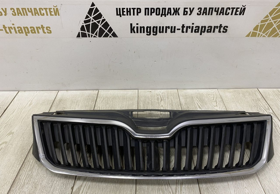 Решетка радиатора Skoda Rapid OEM 5JA853668