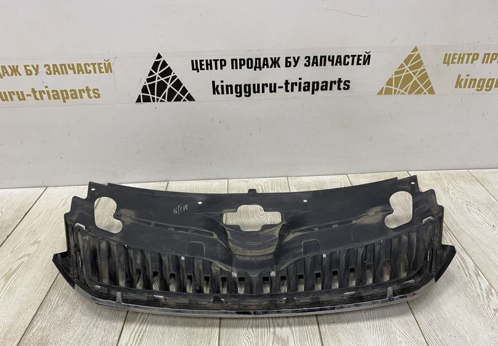 Решетка радиатора Skoda Rapid OEM 5JA853668