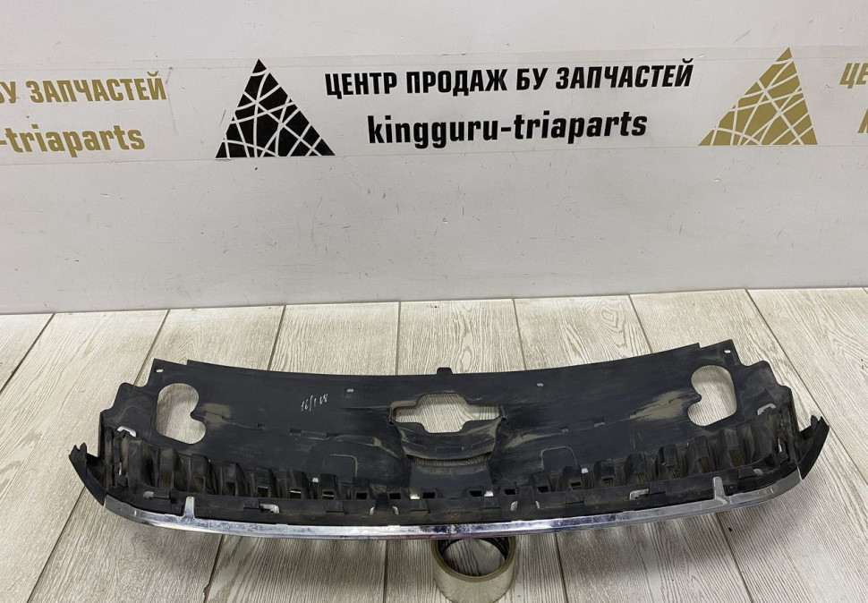 Решетка радиатора Skoda Rapid OEM 5JA853668