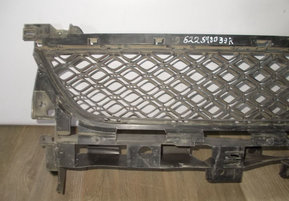 Решетка переднего бампера бу Renault Sandero Stepway 2 OEM 622548039R
