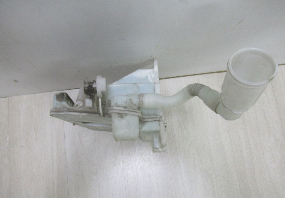 Бачок омывателя Volkswagen Polo oem 6ru955453 (трещина)