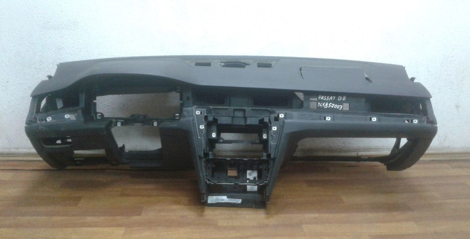 Торпедо Volkswagen Passat B8 oem 3g1857003 (стрельнутая)