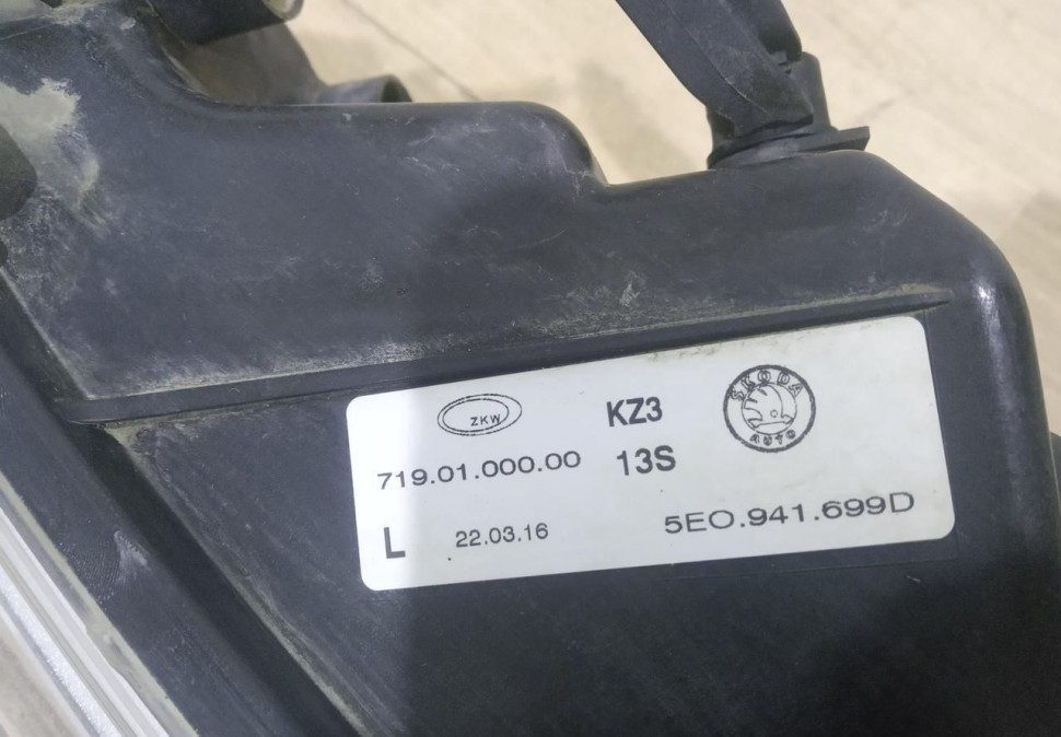 Фара противотуманная левая бу Skoda Octavia A7 OEM 5E0941699D