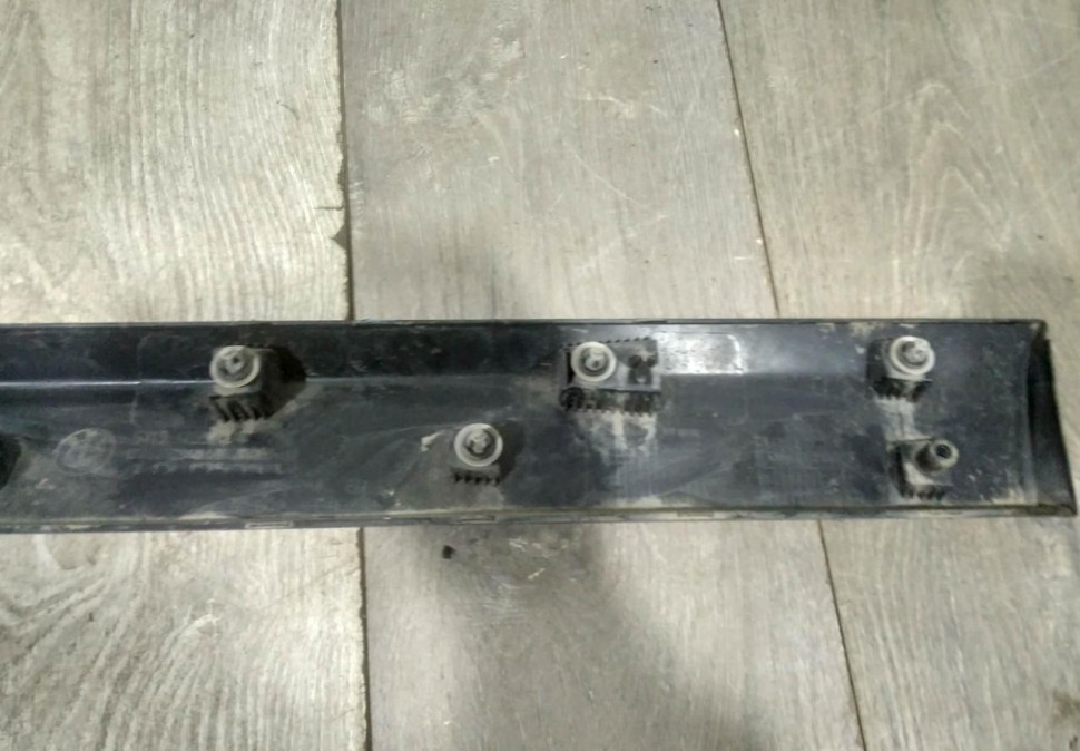 Молдинг двери задний правый бу BMW X1 F48 OEM 51137352094 Молдинг двери задний правый бу BMW X1 F48 OEM 51137352094