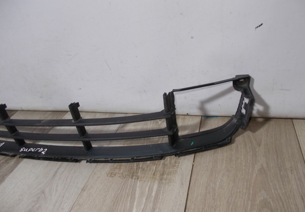 Решетка переднего бампера бу Skoda Superb 2 до рестайлинг OEM 3T0853677 Решетка переднего бампера бу Skoda Superb 2 до рестайлинг OEM 3T0853677