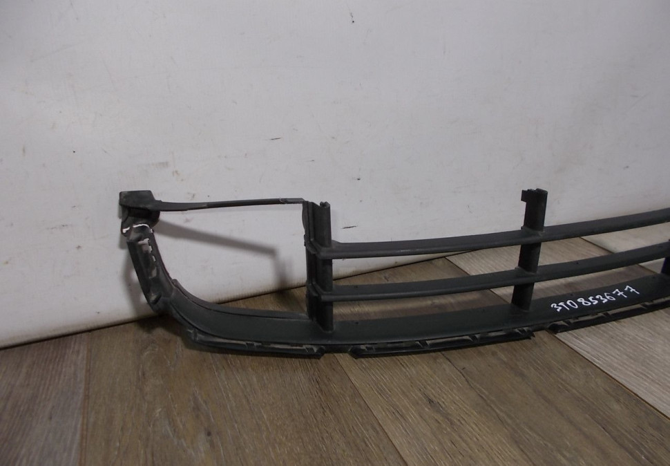 Решетка переднего бампера бу Skoda Superb 2 до рестайлинг OEM 3T0853677 Решетка переднего бампера бу Skoda Superb 2 до рестайлинг OEM 3T0853677