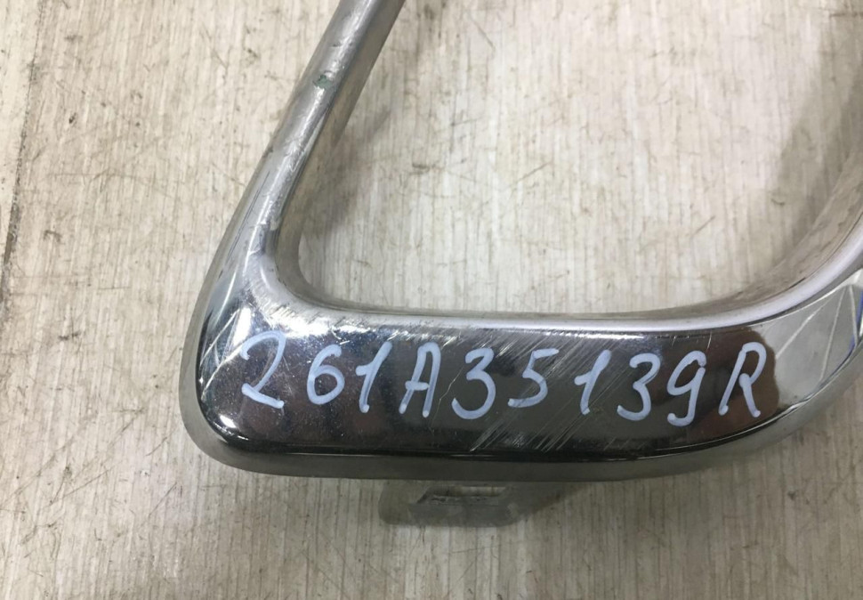 Молдинг переднего бампера левый Renault Sandero Stepway 2 рестайлинг OEM 261A35139R Молдинг переднего бампера левый Renault Sandero Stepway 2 рестайлинг OEM 261A35139R