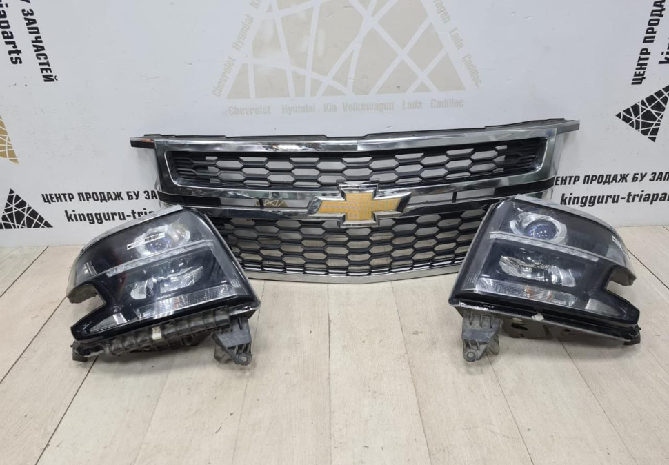 Фара правая леваяя Chevrolet Tahoe 4 oem 84582570