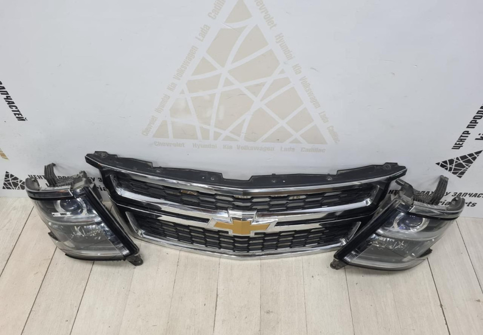 Фара правая леваяя Chevrolet Tahoe 4 oem 84582570 Фара правая леваяя Chevrolet Tahoe 4 oem 84582570