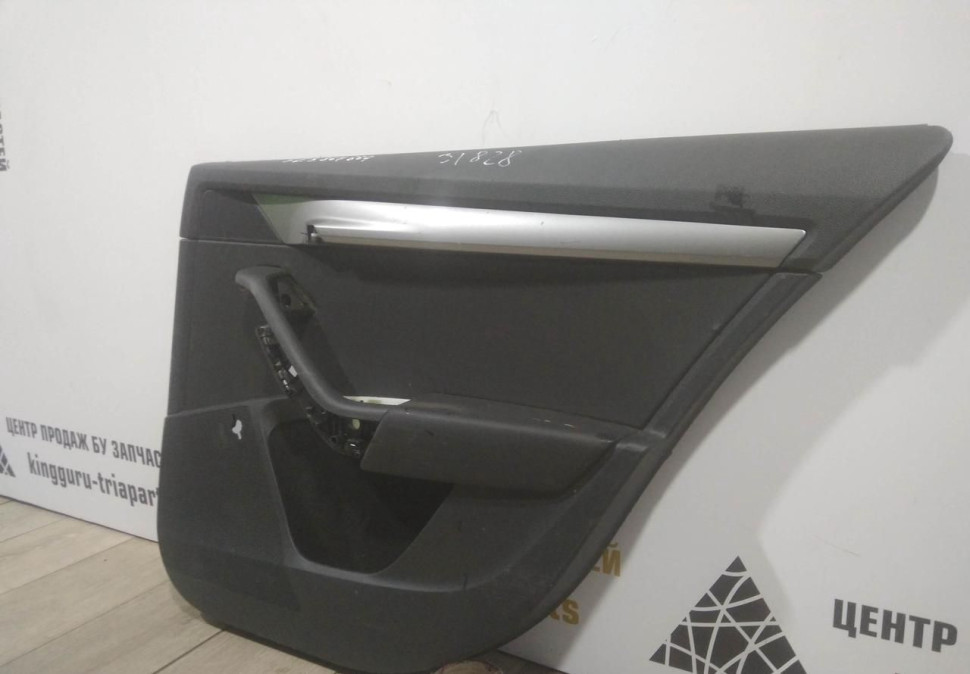 Обивка двери задняя правая бу Skoda Octavia A7 OEM 5E5867664 Обивка двери задняя правая бу Skoda Octavia A7 OEM 5E5867664
