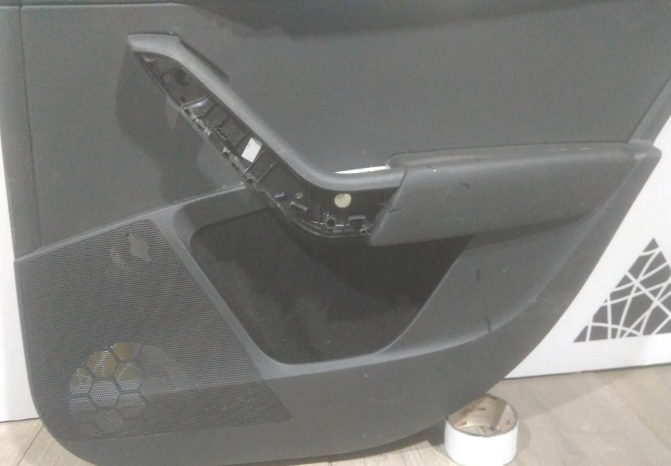 Обивка двери задняя правая бу Skoda Octavia A7 OEM 5E5867664 Обивка двери задняя правая бу Skoda Octavia A7 OEM 5E5867664