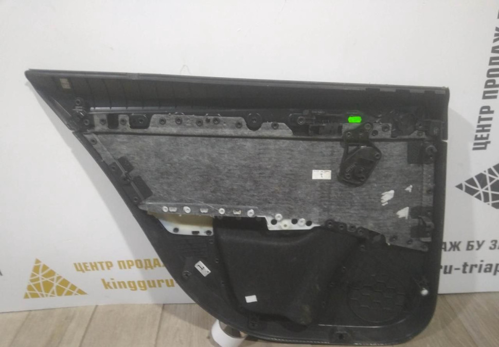 Обивка двери задняя правая бу Skoda Octavia A7 OEM 5E5867664 Обивка двери задняя правая бу Skoda Octavia A7 OEM 5E5867664