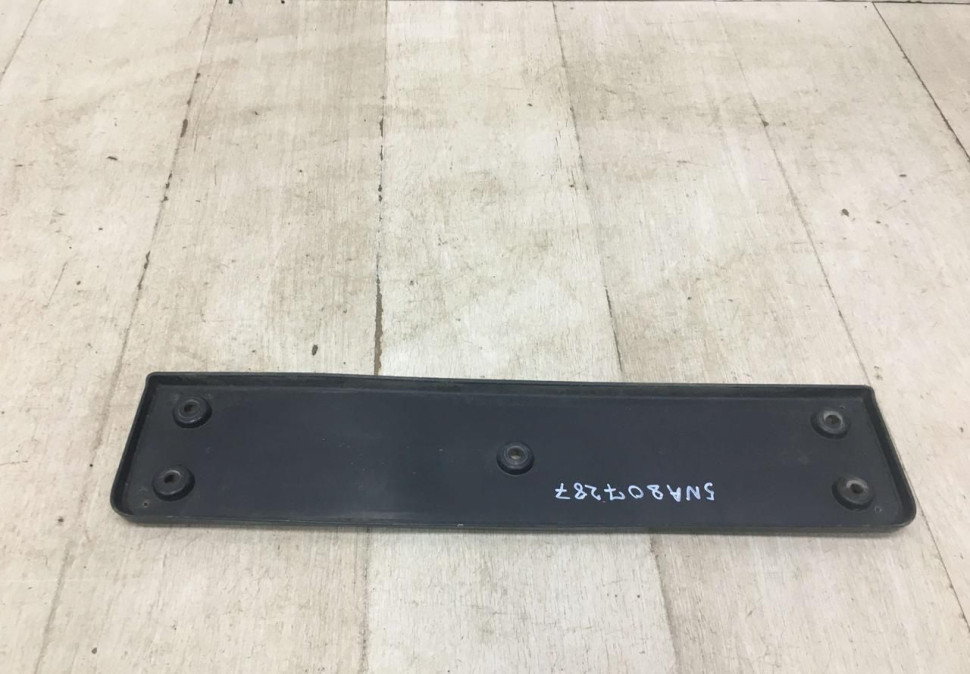 Подиум номерного знака Volkswagen Tiguan 2 2017  OEM 5na807287