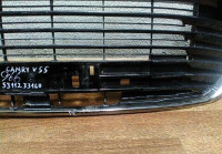 Решетка радиатора Toyota Camry v55 с трещинами oem 5311233160 (Скл-3)
