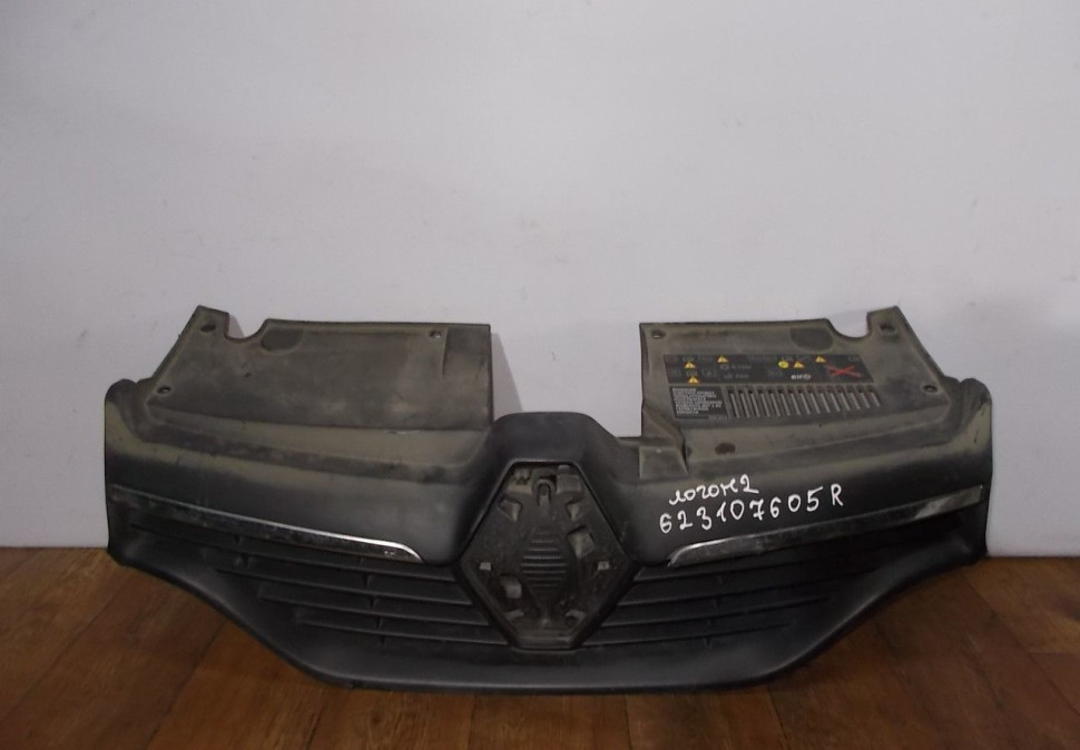 Решетка радиатора бу Renault Logan 2 OEM 623107605R