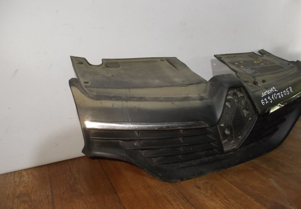 Решетка радиатора бу Renault Logan 2 OEM 623107605R