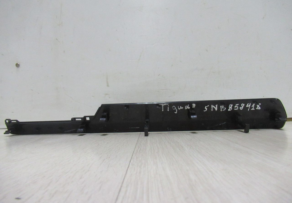 Накладка на тарпедо Volkswagen Tiguan 2 oem 5nb858418 Накладка на тарпедо Volkswagen Tiguan 2 oem 5nb858418