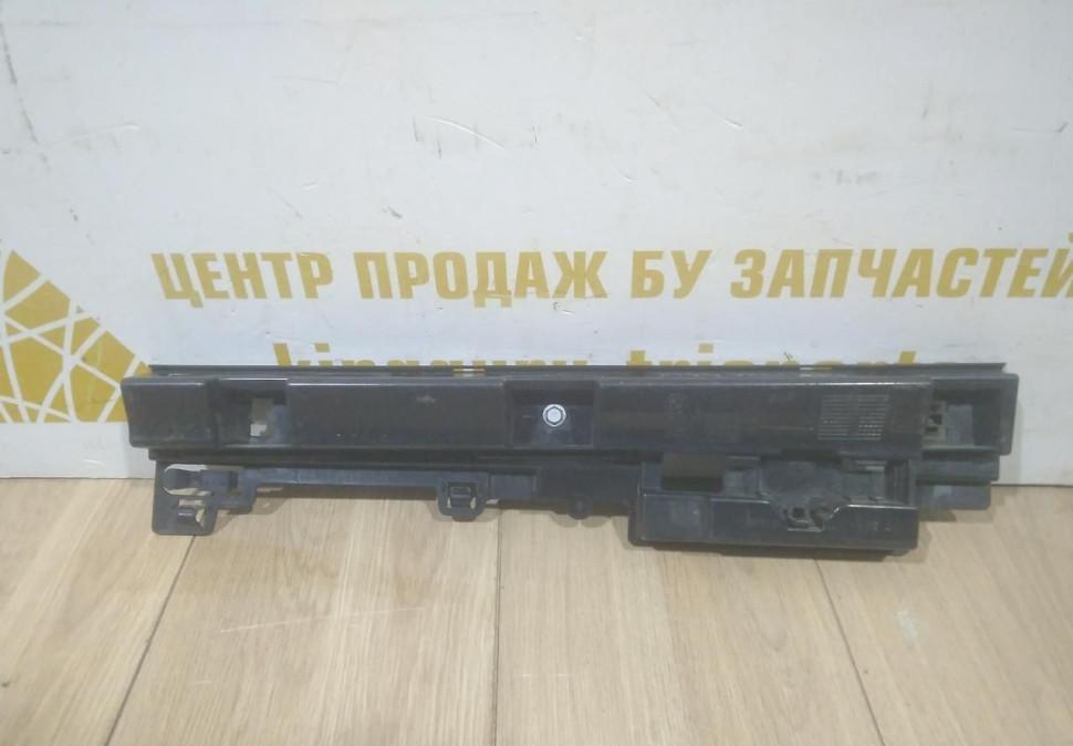 Кронштейн порога левый средний бу BMW 3 F30 OEM 51777256917