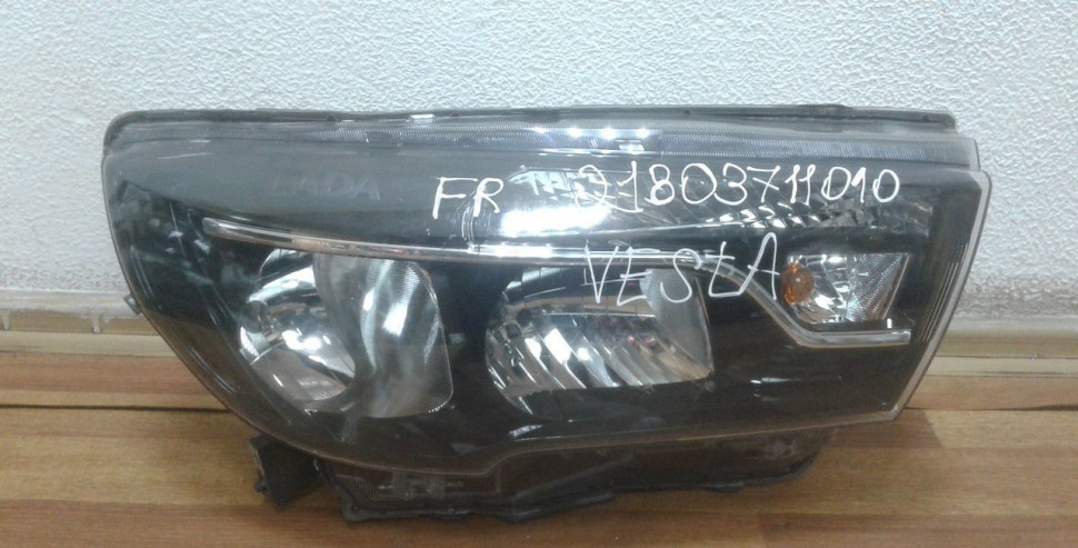 Фара правая Lada Vesta oem 8450006952 (слом. 2 крепл.) (скл-3)