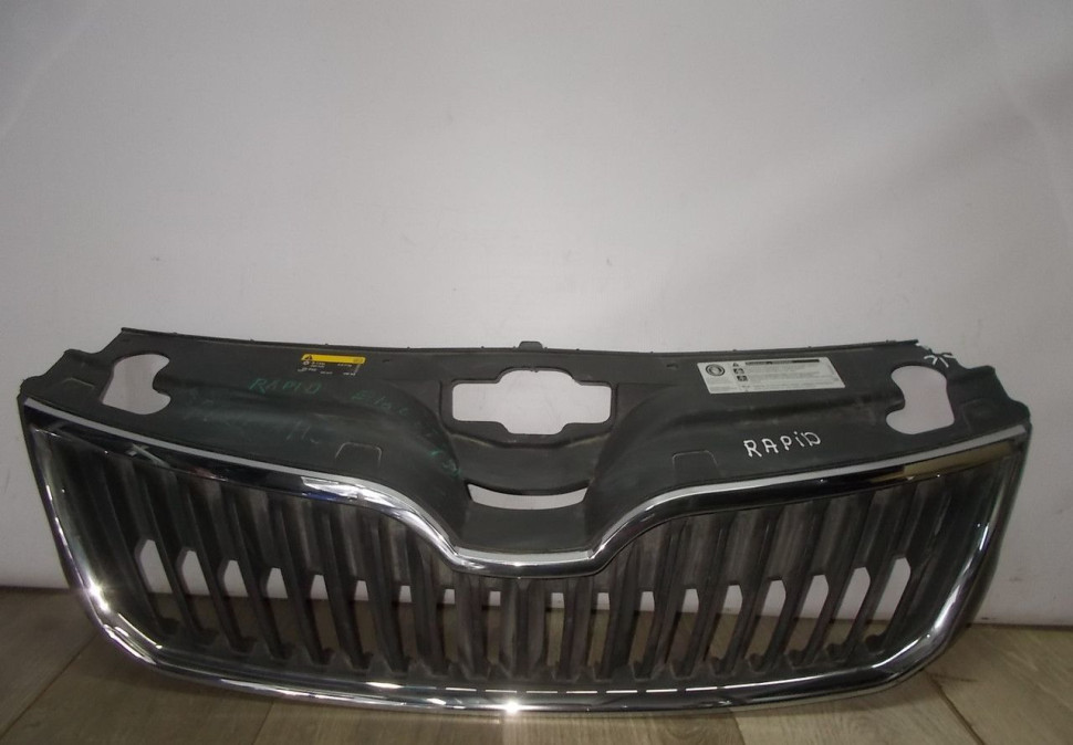 Решетка радиатора бу Skoda Rapid OEM 5JA853668