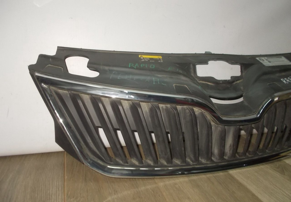 Решетка радиатора бу Skoda Rapid OEM 5JA853668