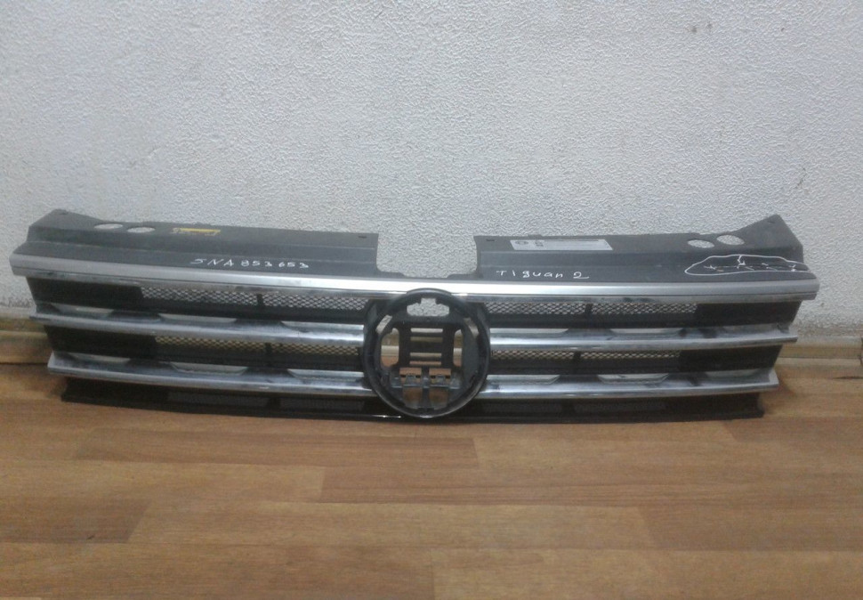 Решетка радиатора Volkswagen Tiguan 2 (17>) oem 5NA853653B (трещина) Решетка радиатора Volkswagen Tiguan 2 (17>) oem 5NA853653B (трещина)