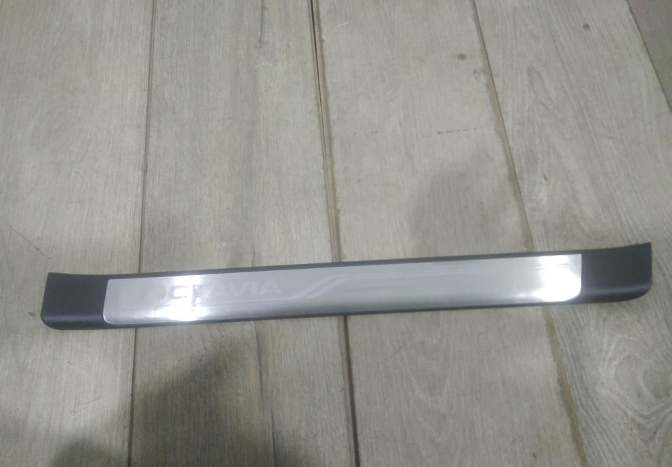 Накладка порога передняя правая бу Skoda Octavia A7 OEM 5E0853492A