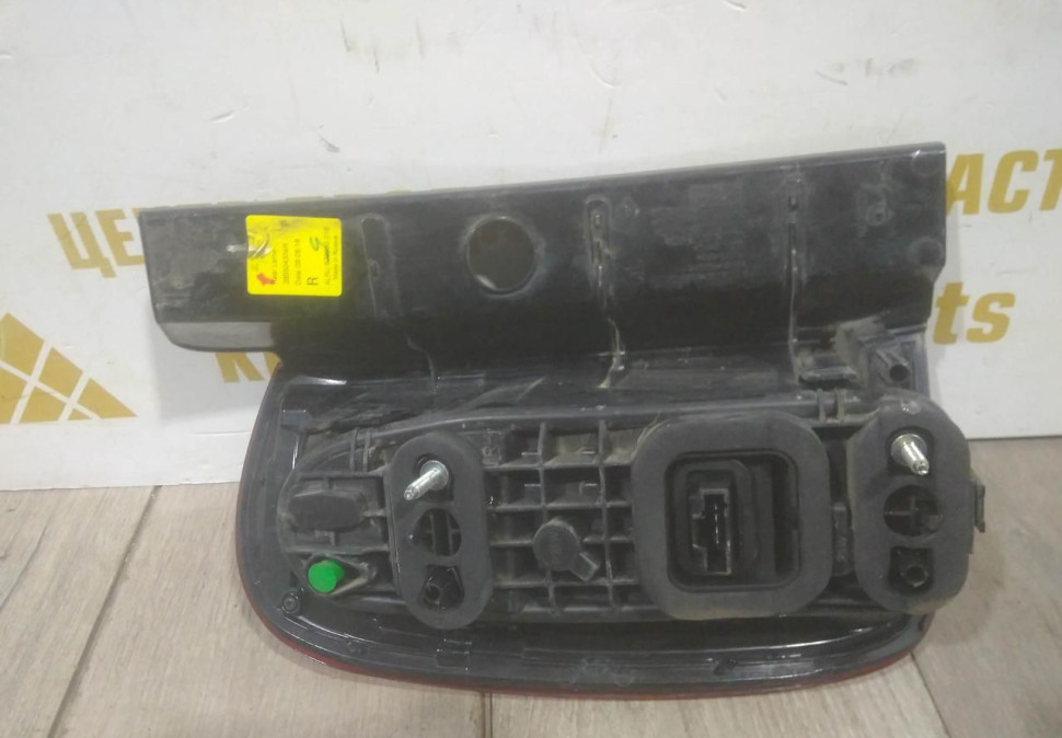 Фонарь правый бу Renault Duster рестайлинг OEM 265504304R