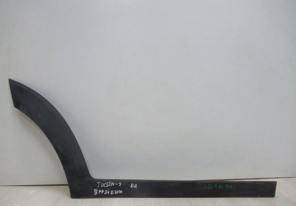 Молдинг двери задний правый Hyundai Tucson 3 15- oem 87734D7000 (слом.1креп.)