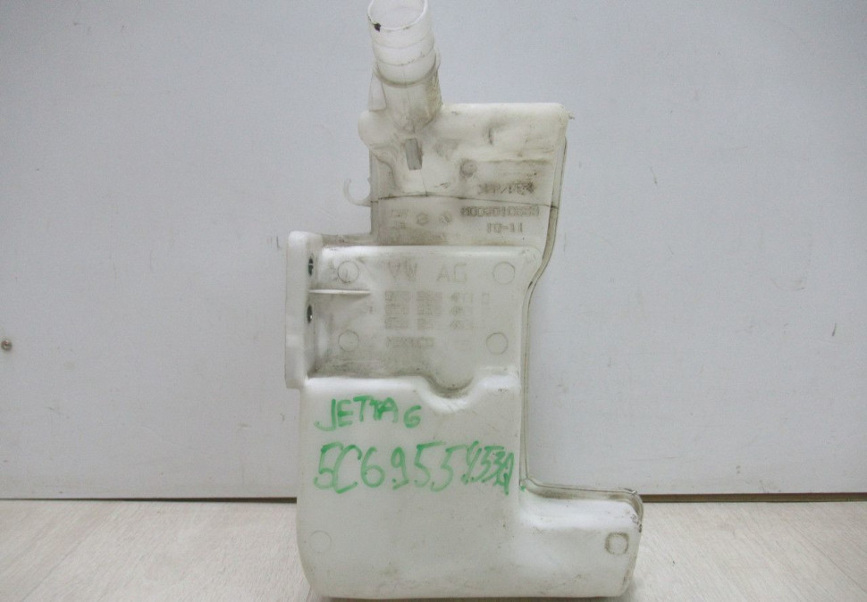 Бачок омывателя Volkswagen Jetta 6 oem 5c6955453Q (мал.трещина)