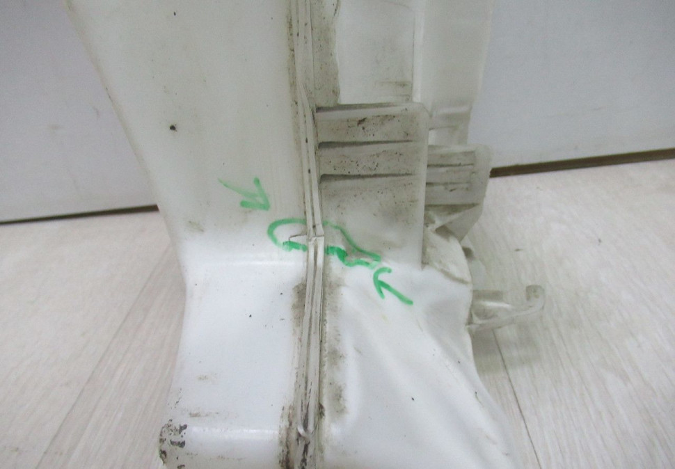 Бачок омывателя Volkswagen Jetta 6 oem 5c6955453Q (мал.трещина) Бачок омывателя Volkswagen Jetta 6 oem 5c6955453Q (мал.трещина)